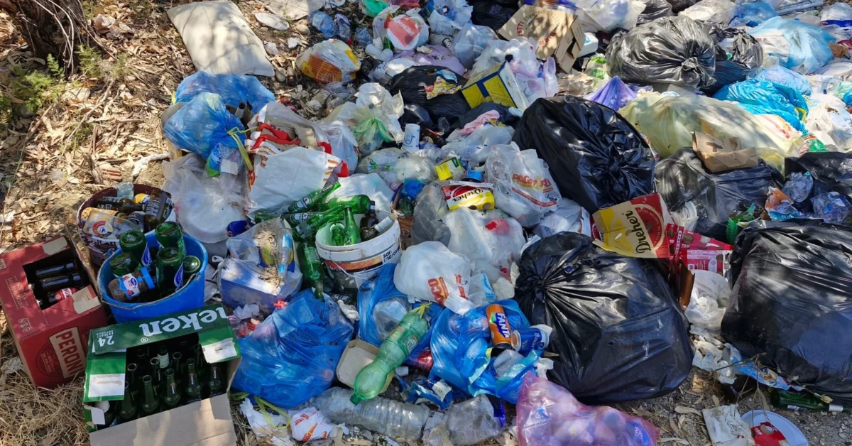 Sacchi di rifiuti abbandonati e bottiglie di vetro a Macauda, Sciacca, ripresi dalla telecamera mobile E-killer