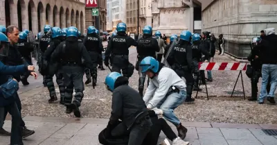 Milano, 32 arresti e 14 agenti feriti dopo i disordini in centro