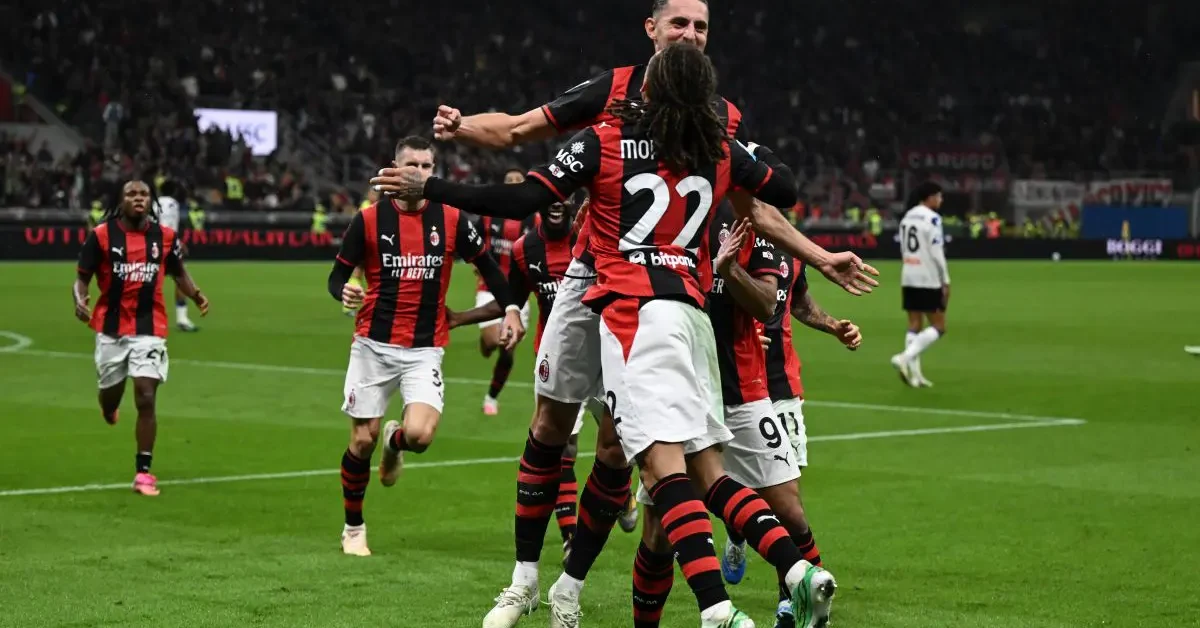 Il Milan esulta a San Siro dopo il gol contro l'Atalanta nella vittoria per 3-2