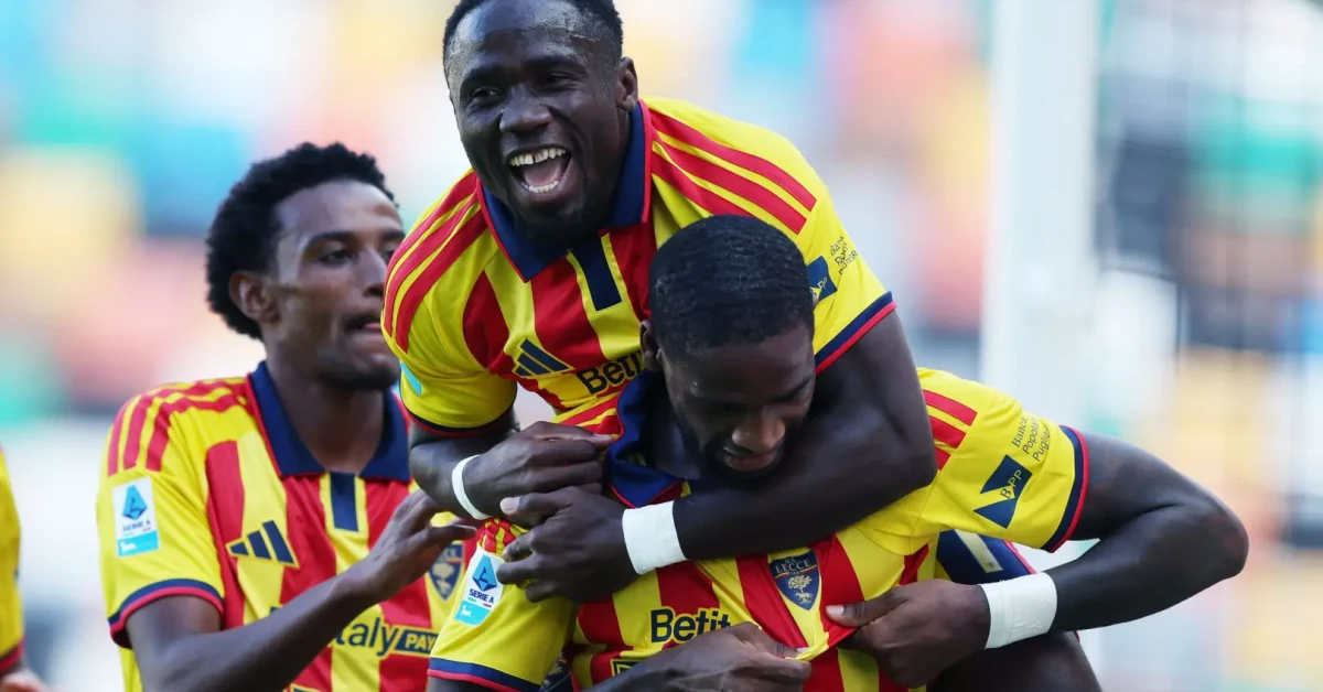 Calciatori del Lecce esultano dopo il gol su calcio d'angolo contro l'Udinese alla Dacia Arena