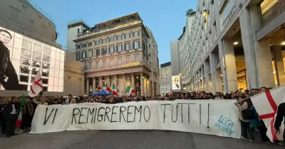 Striscione 'Vi remigreremo tutti' a Milano, scontri verbali alla manifestazione del centrodestra