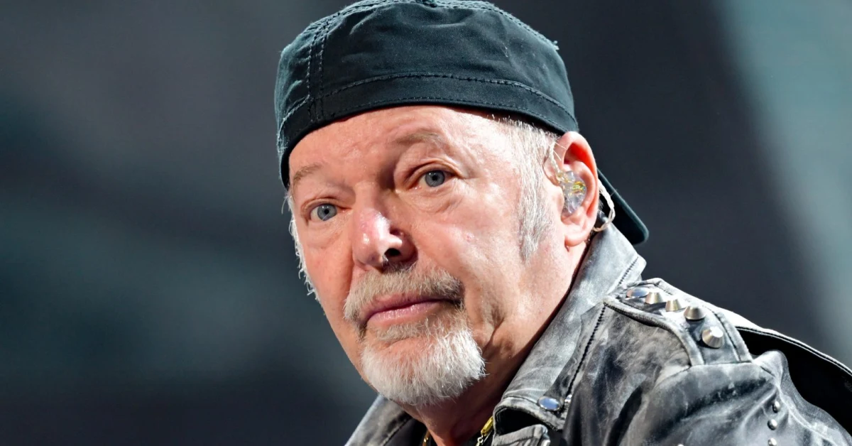 Vasco Rossi con il braccio al collo dopo la caduta dalla bici a Zocca e le lesioni alla spalla sinistra