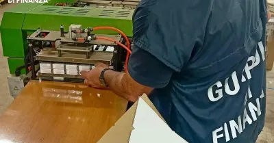 Guardia di Finanza scopre fabbrica di sigarette a Settevene, 8 arresti e 20 tonnellate di tabacco sequestrate