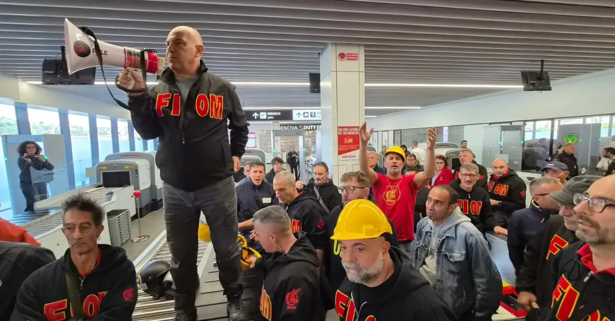 Lavoratori ex Ilva Genova lasciano l'aeroporto Colombo dopo la sospensione della cassa integrazione