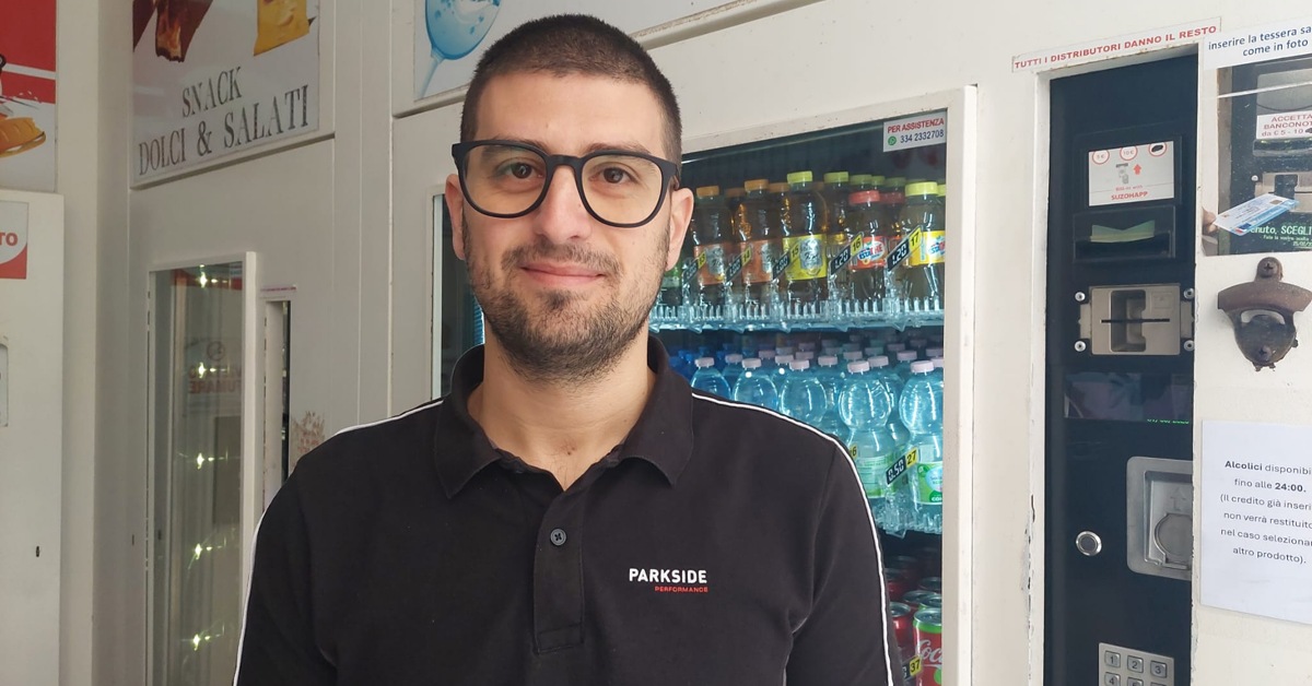 Titolare di distributore bevande: "Noi rispettiamo le regole, minori prendono la birra con tessera sanitaria di genitori e nonni" (Video)