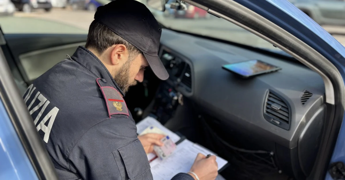 Polizia in servizio nel quartiere Quarticciolo a Roma durante l'operazione con arresti e sequestro di una pistola Glock