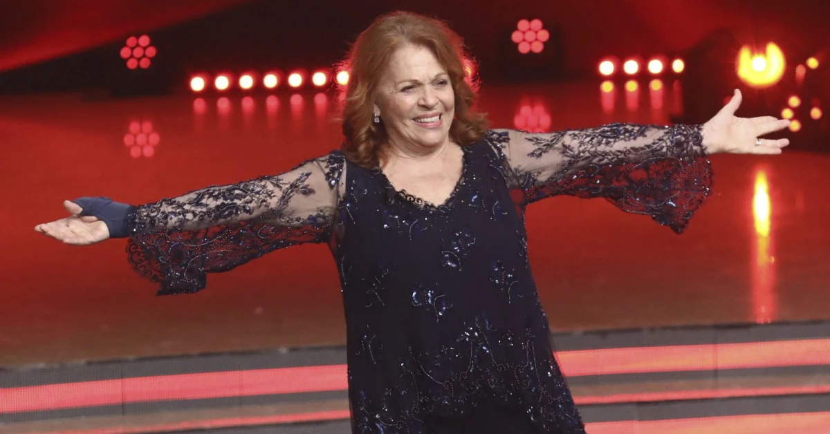 Valeria Fabrizi sorridente durante i festeggiamenti per i suoi 90 anni, attrice italiana di cinema e tv