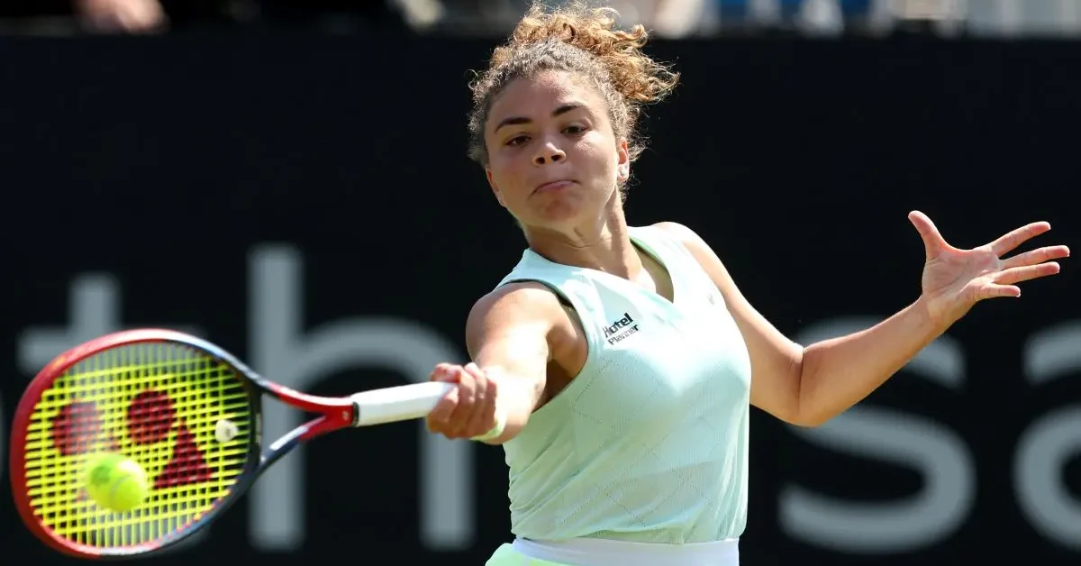 Jasmine Paolini in azione durante il match di tennis contro Kalinina al WTA 500 di Ningbo
