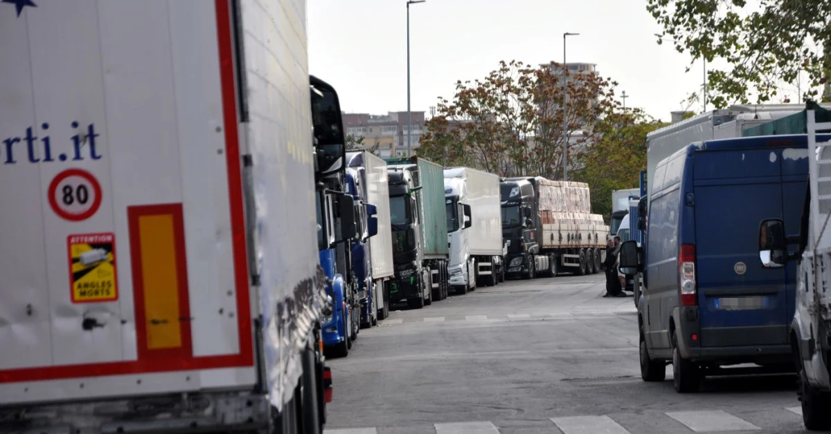 Salvini annuncia lo sblocco di un miliardo per l'autotrasporto durante il tavolo in prefettura a Milano