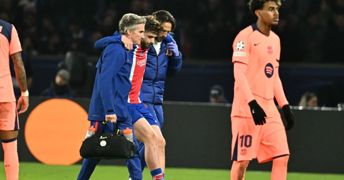 Kvaratskhelia infortunato al ginocchio destro durante PSG-Barcellona, stagione finita
