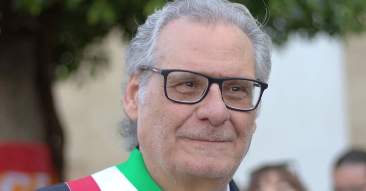 Manifestazione giovanile in piazza a Castelvetrano con giovani e forze dell'ordine per Gen Z Revolution