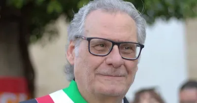 Manifestazione giovanile in piazza a Castelvetrano con giovani e forze dell'ordine per Gen Z Revolution
