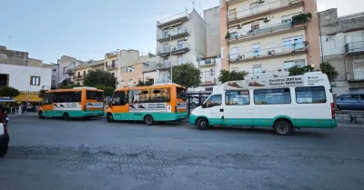 Con 49,90 euro, 300 chilometri in auto o 1.500 a piedi? La provocazione che viaggia sugli autobus di Sciacca
