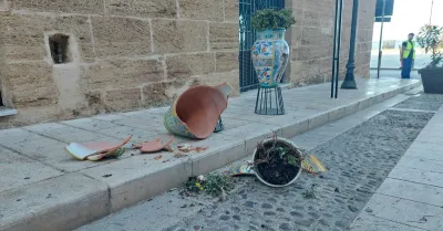 Ancora un vaso danneggiato in via Roma a Sciacca, Polizia municipale al lavoro con la videosorveglianza