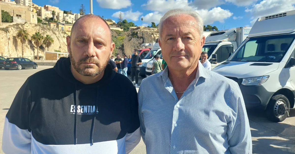 Pescatori e commercianti di pesce riuniti al porto di Sciacca per protestare contro la concorrenza del pesce estero a basso costo