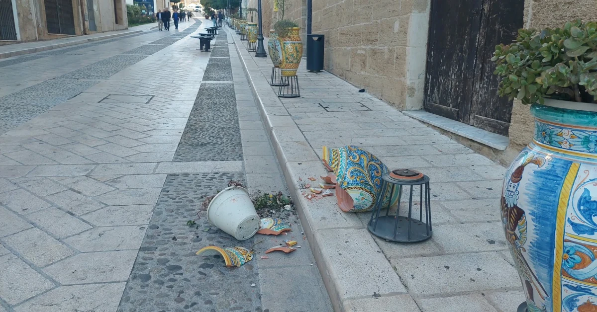 Vaso rotto in via Roma a Sciacca, atto vandalico ripreso dalle telecamere di videosorveglianza