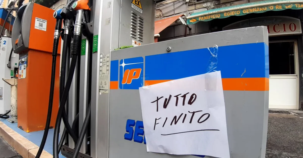Camion in autostrada simbolo del decreto autotrasporto con credito d'imposta gasolio