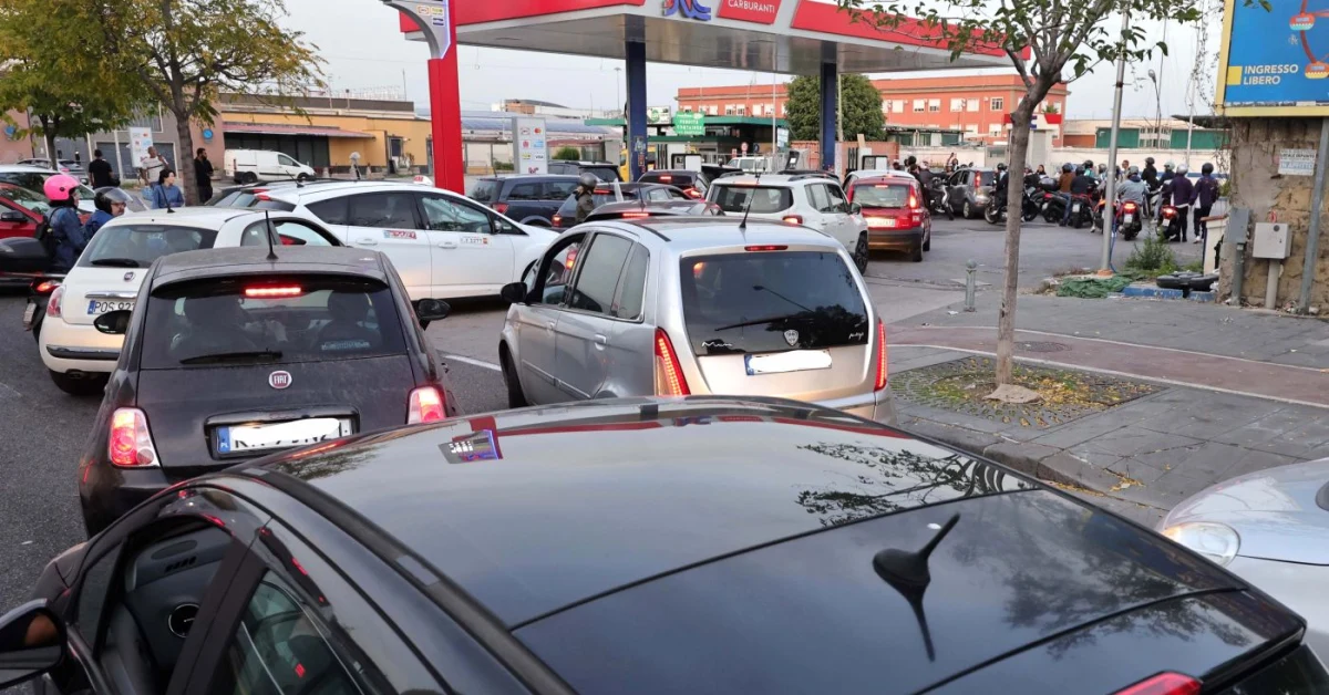 Autotrasportatori in corteo a Napoli, i tir sfidano il decreto e rallentano il porto