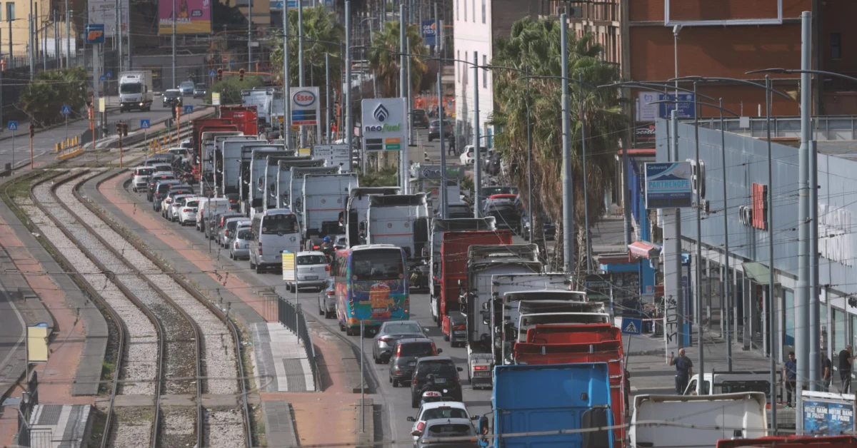 Tir fermi al casello autostradale durante la protesta degli autotrasportatori in Campania