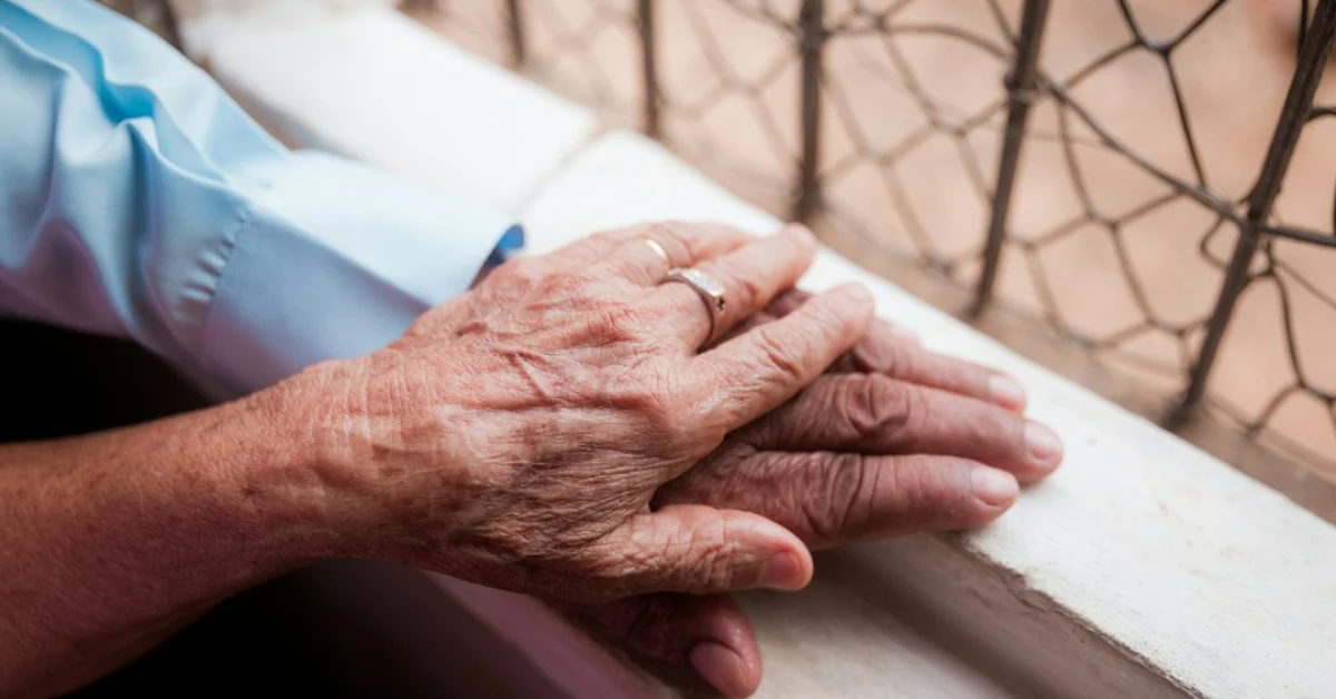 Caregiver familiare assiste una persona disabile: la Camera approva il contributo fino a 400 euro al mese