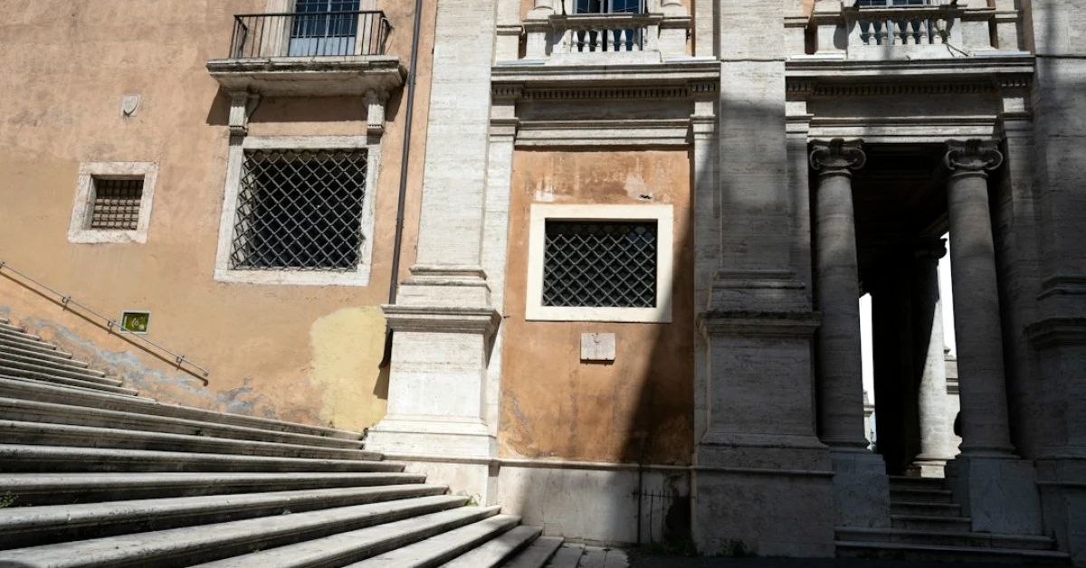 Vano scala condominiale con parete in muratura che chiude una porzione di scale trasformata in ripostiglio esclusivo