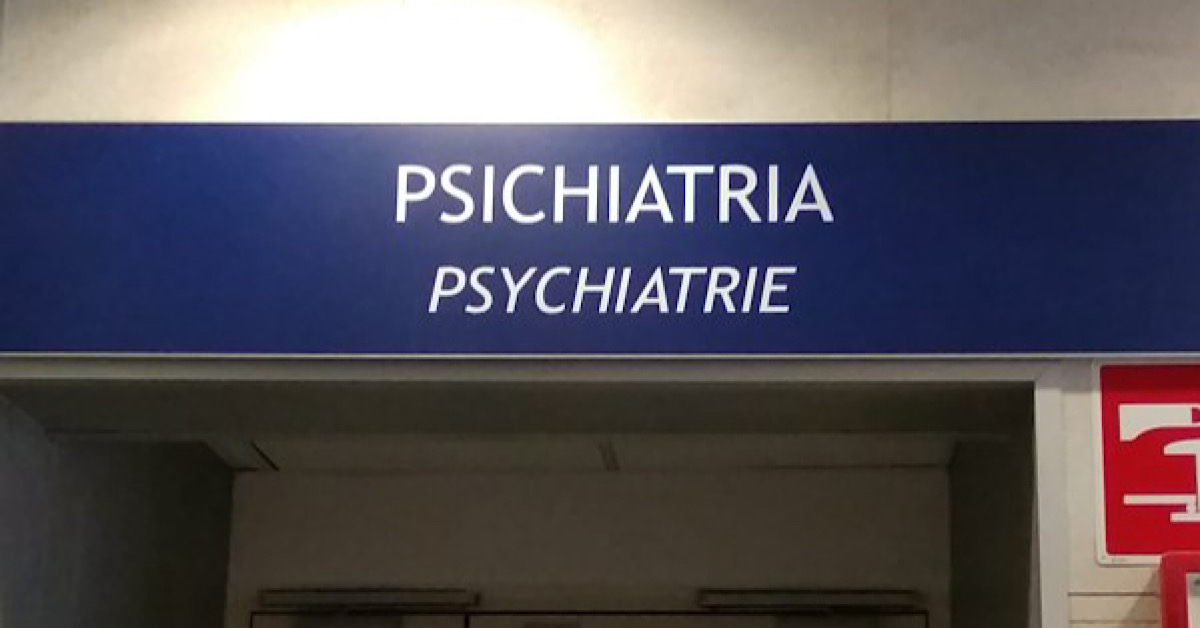 Paziente del reparto di psichiatria si allontana e tenta di arrampicarsi su un’impalcatura, salvata