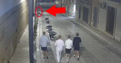 Le immagini del danneggiamento del vaso in ceramica a Sciacca, in via Roma 6 giovani (Video)