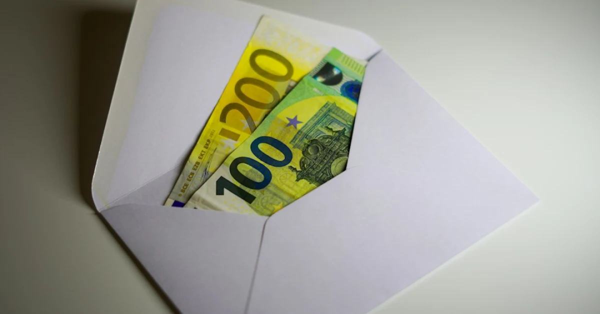 Pensionato italiano che controlla il cedolino di dicembre con accredito del bonus tredicesima Inps fino a 154,94 euro