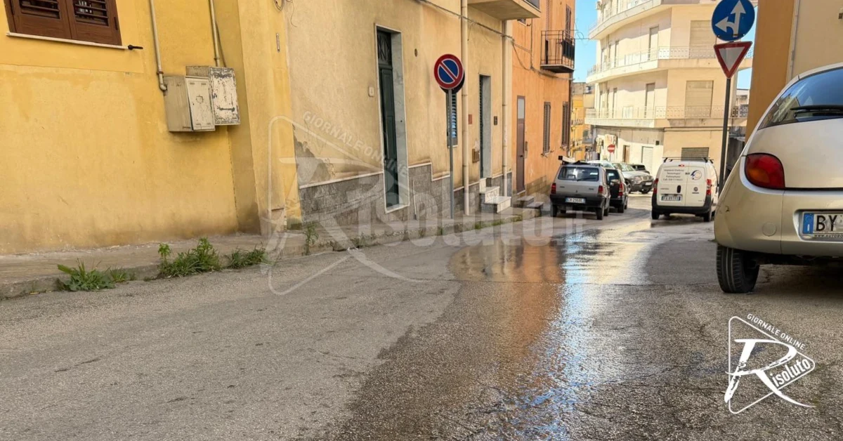 Operai al lavoro su una condotta idrica per la manutenzione della rete a Sciacca