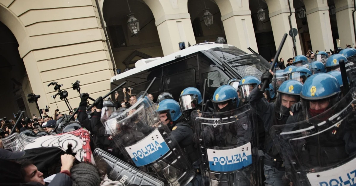Forze dell'ordine durante il corteo 'Torino è contro il riarmo' con identificazioni e arresti