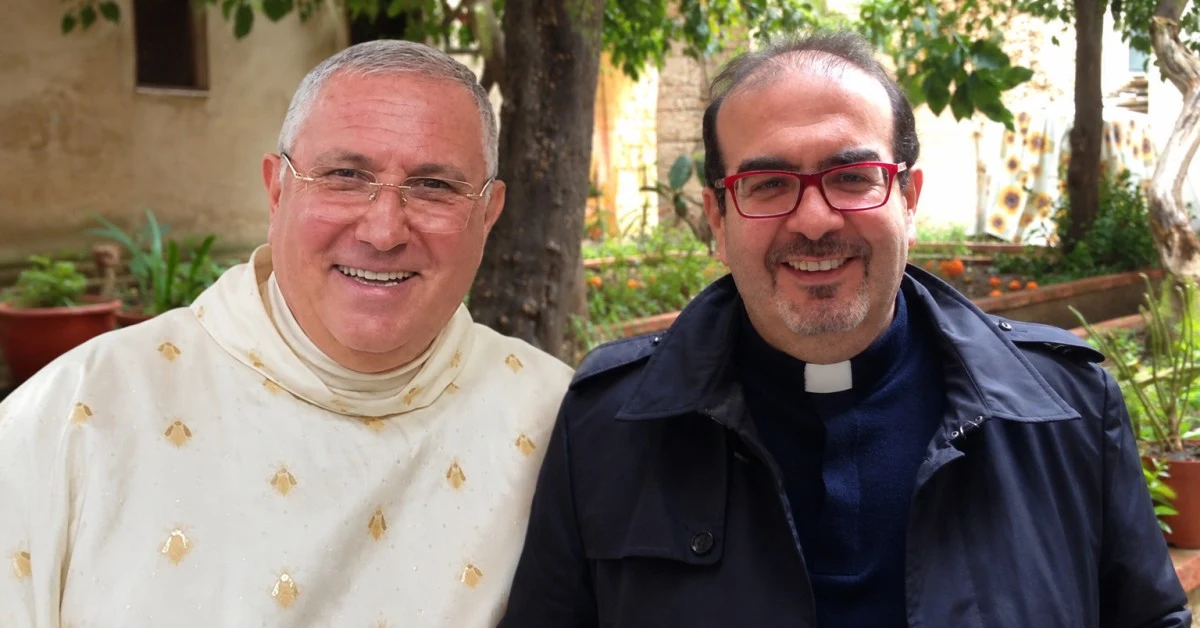 Padre Giuseppe Argento saluta la comunità di Ribera durante la messa domenicale, mentre arriva don Stefano Nastasi
