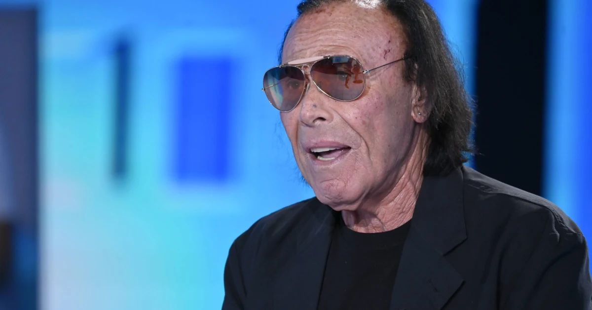 Antonello Venditti sorridente rassicura i fan dopo l'intervento chirurgico a Roma