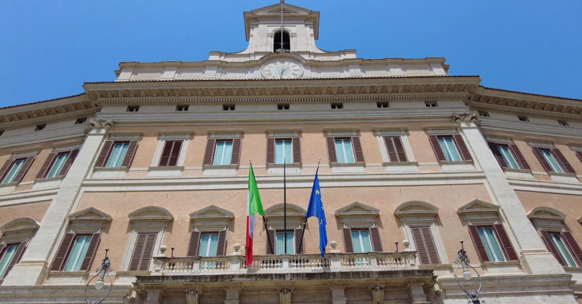 Rappresentazione di un attacco hacker ai sistemi informatici della Camera dei Deputati e alle caselle mail di Meloni