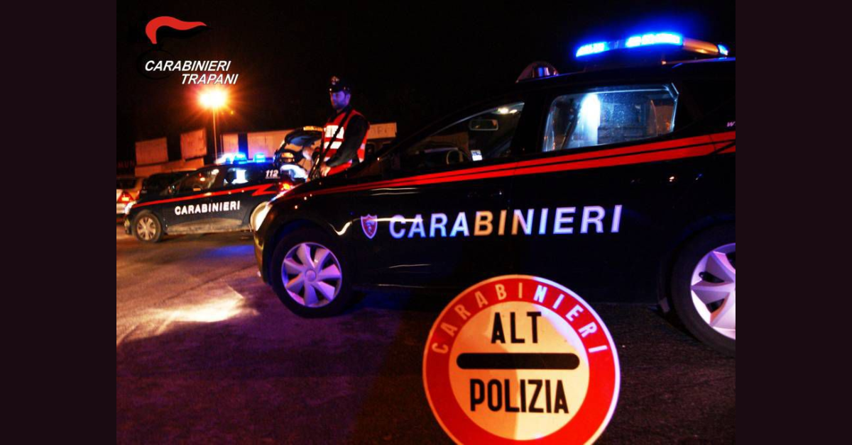 carabinieri durante controlli stradali notturni ad Alcamo con posto di blocco e auto di servizio illuminate