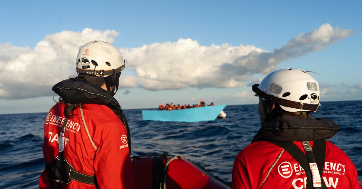 La nave Life Support di Emergency durante un'operazione di soccorso nel Mediterraneo