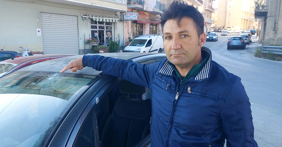 Parabrezza danneggiato di un’auto colpita da intonaco caduto nella galleria Belvedere sulla SS115 a Sciacca