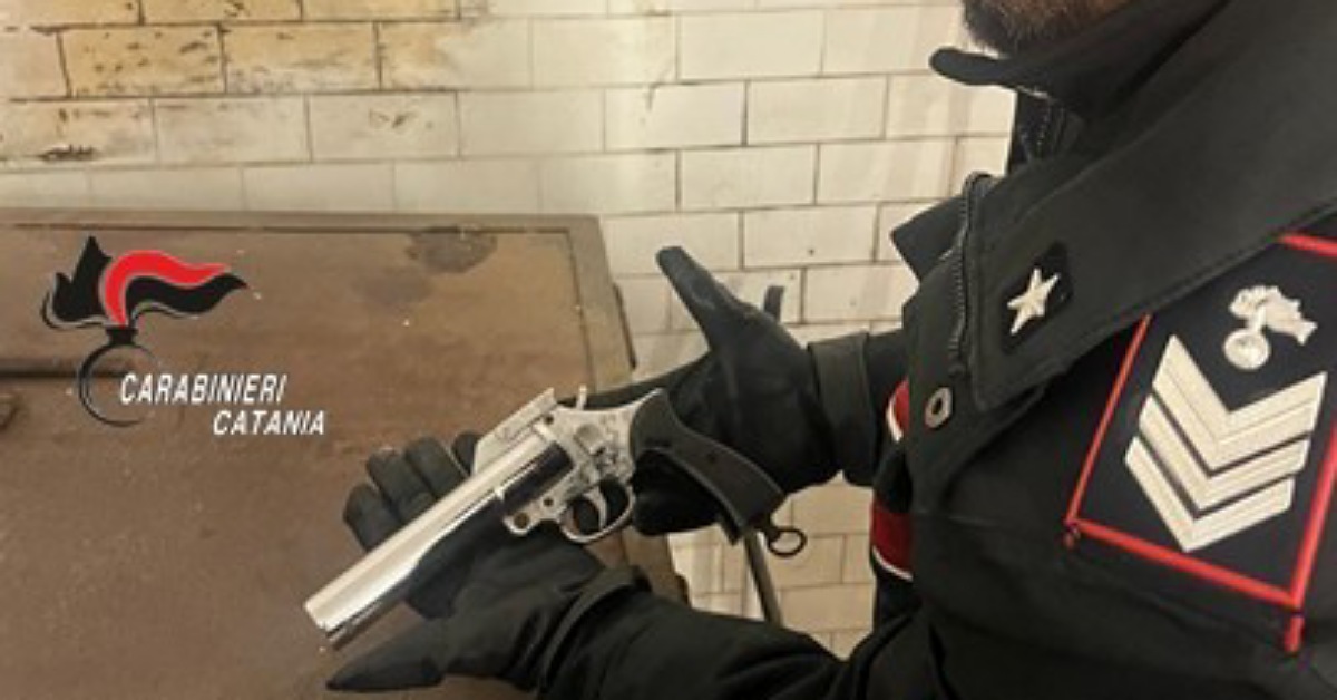Belpasso, trovato con una pistola lanciarazzi nel garage: denunciato un 56enne
