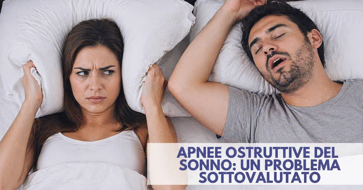 Donna infastidita dal russamento del partner durante il sonno, sintomo delle apnee ostruttive del sonno (OSAS)