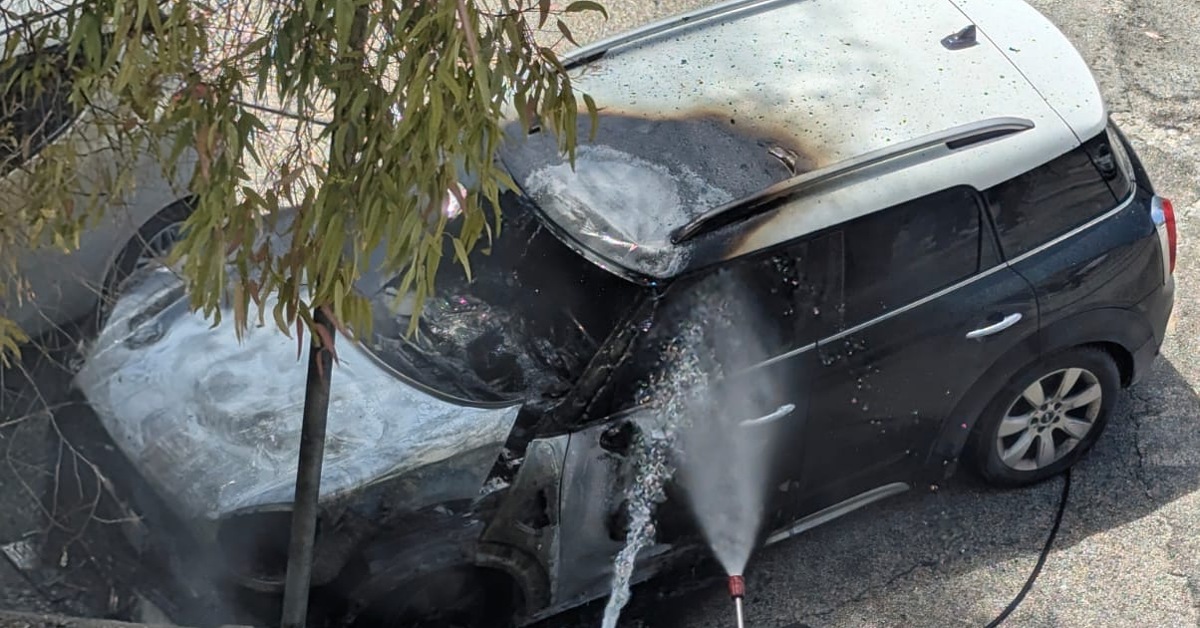 Auto a fuoco in pieno giorno a Sciacca (video)