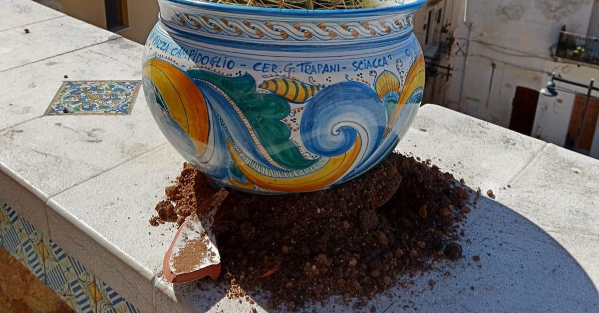 Un altro sfregio in Discesa Campidoglio, danneggiato vaso in ceramica