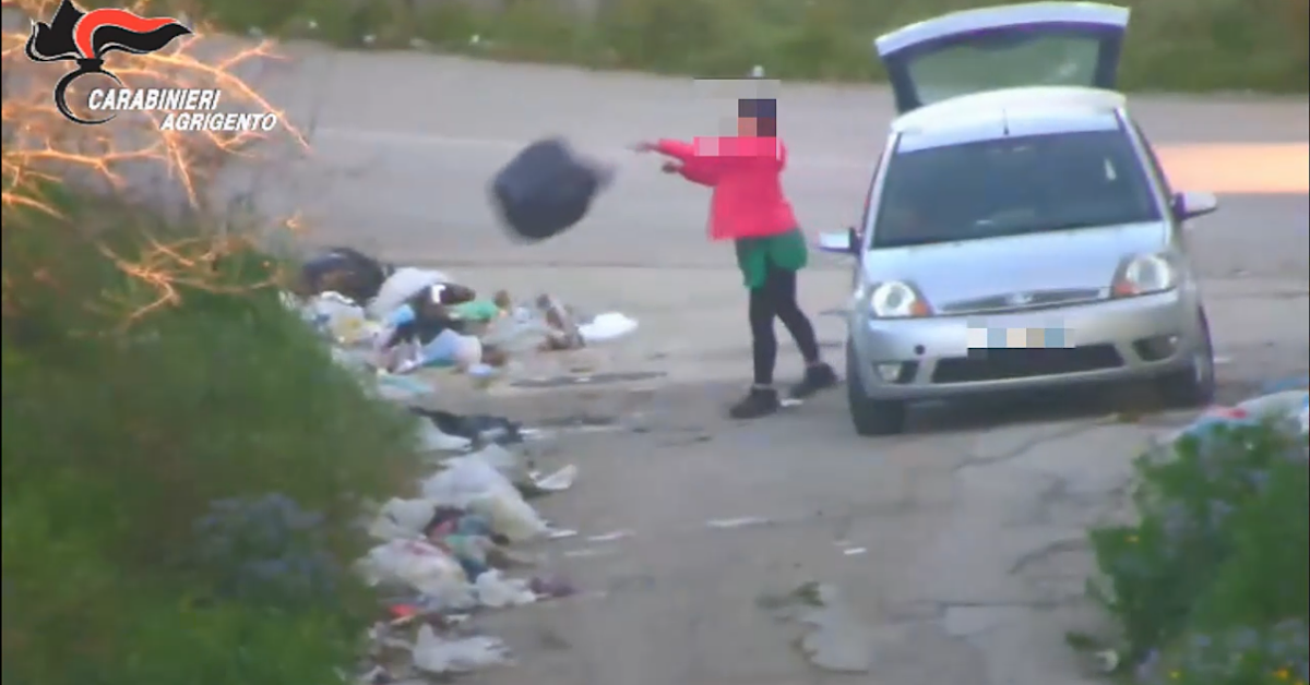 Tratto di strada trasformato in discarica abusiva, 23 denunciati (Video)
