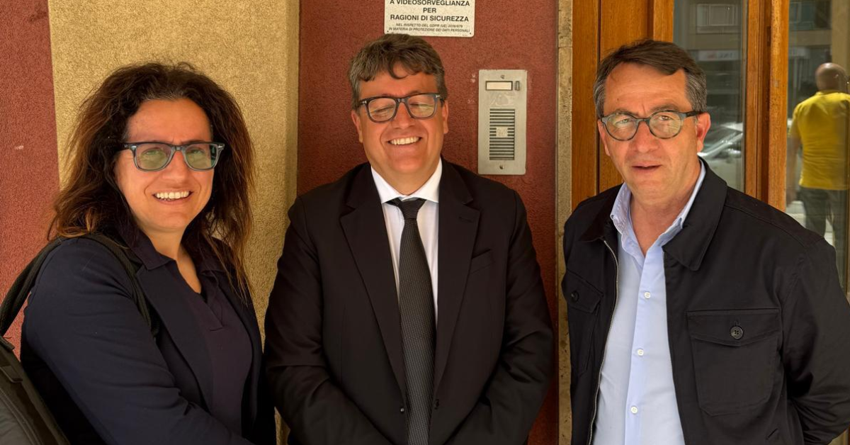 Il sindaco di Menfi Vito Clemente con gli assessori Miralba Riggio e Franco Gagliano per l'intervento di rimozione posidonia a Porto Palo.