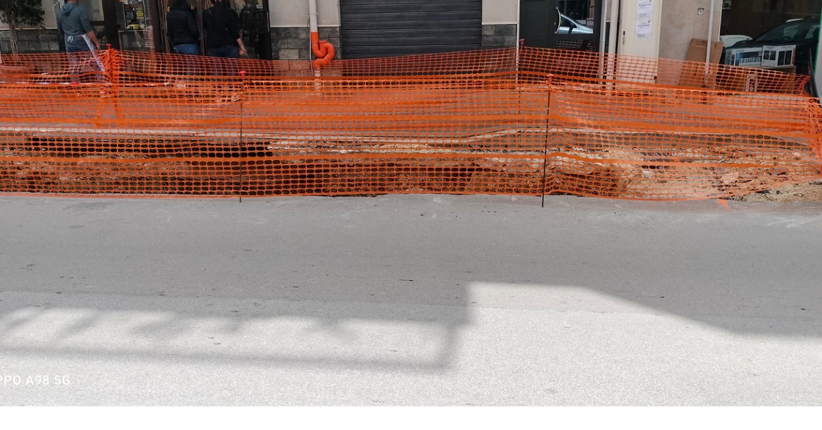 Scavi in via Alcide De Gasperi, situazione pericolosa da oltre 10 giorni
