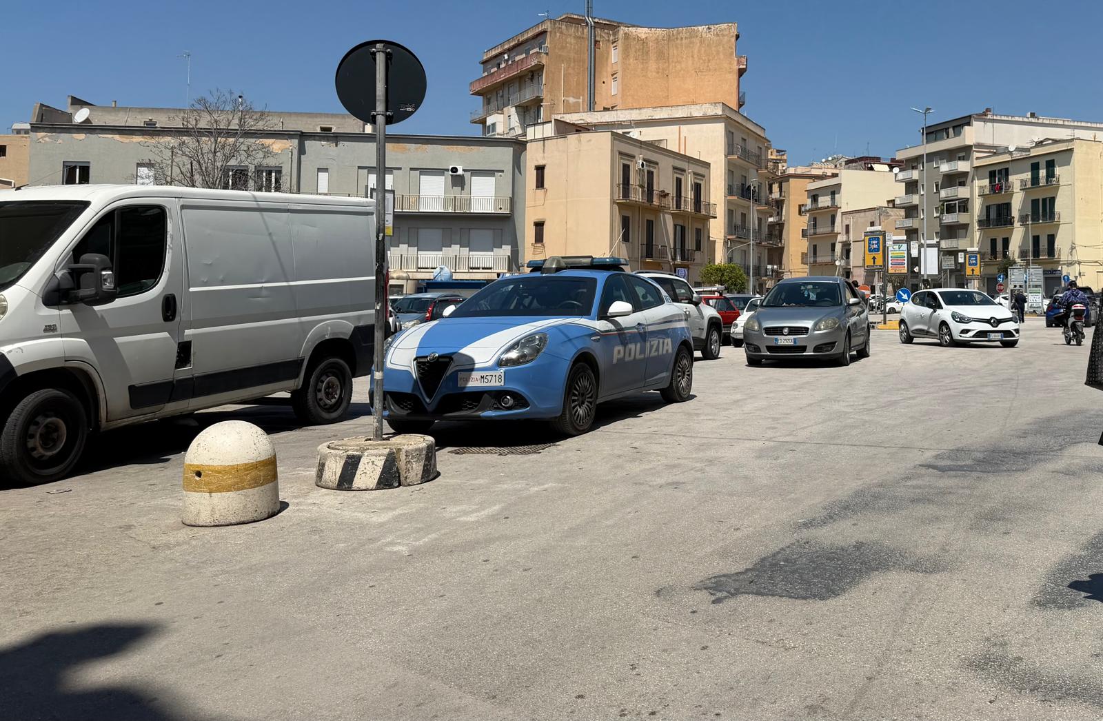 Extracomunitari si fronteggiano a Porta Palermo a colpi di pietre, un ferito e un denunciato