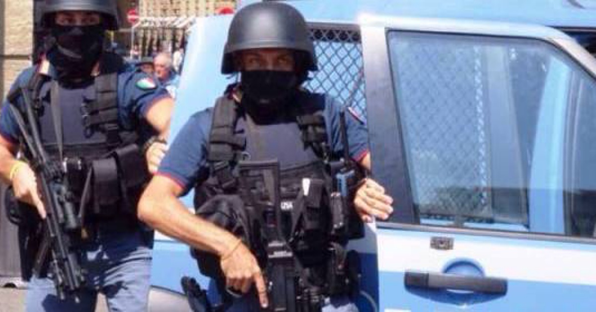 Caltanissetta, evade dai domiciliari e si barrica in casa: arrestato dopo ore di tensione