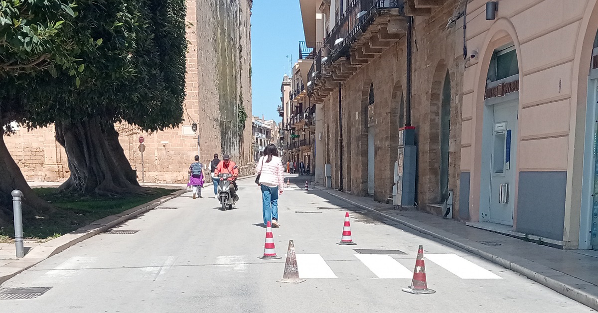Sciacca, lavori di rifacimento della segnaletica a mezzogiorno: primo intervento in città, poi un piano da 40 mila euro