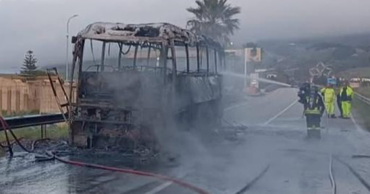 Autobus prende fuoco sulla statale 188, in salvo tutti gli occupanti  