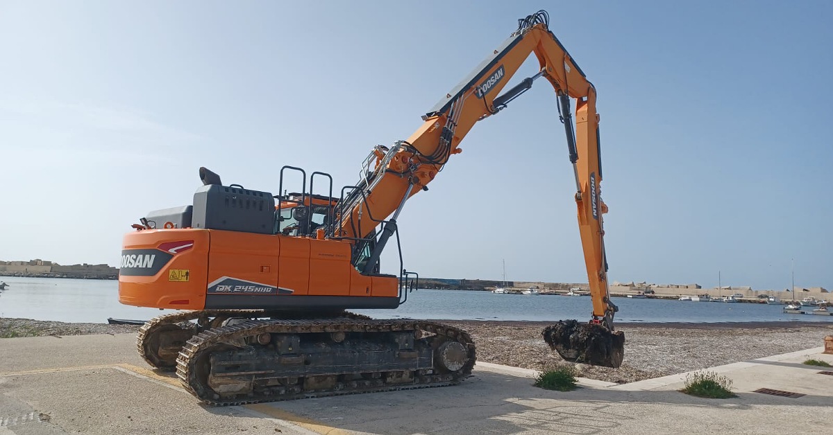 Porto Palo, al via gli interventi sulla Posidonia: lavori in corso nel porto