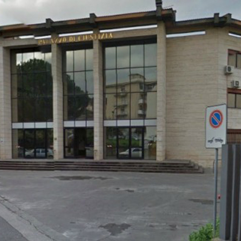 Messina, 17enne si lancia dal sesto piano: aperta inchiesta per istigazione al suicidio
