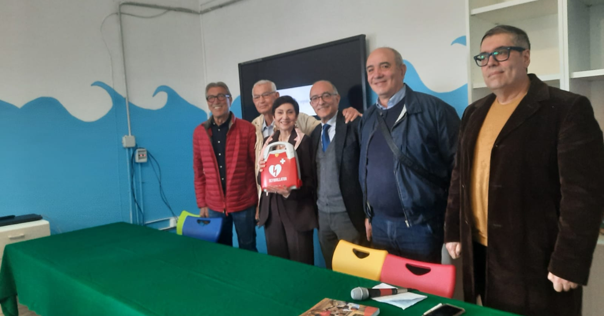 Donazione di un defibrillatore nella scuola di Ribera Don Bosco con rappresentanti dell’associazione e personale scolastico